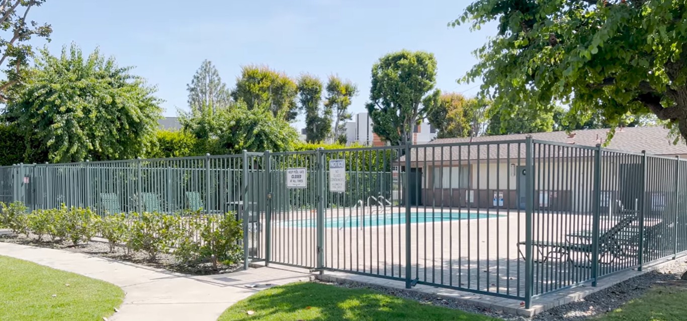Durable aluminum pool fence by expert contractors